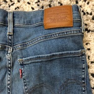 Levi’s High Rise Jeans - like new!!